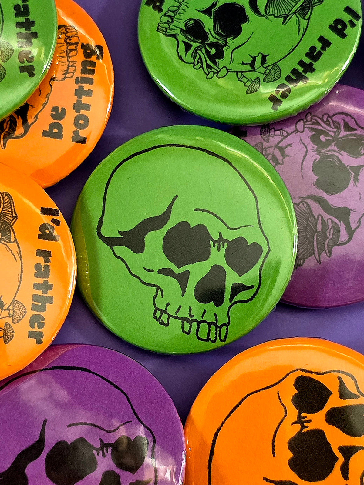 skull button in green